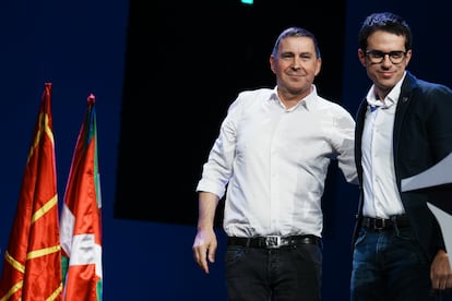 El candidato de EH Bildu a Lehendakari, Pello Otxandiano (a la derecha), y el coordinador general de EH Bildu, Arnaldo Otegi, durante un acto en Bilbao el pasado diciembre.