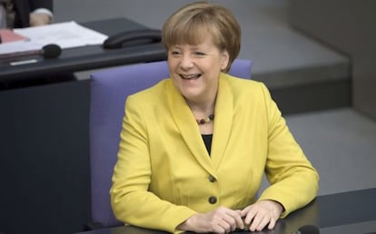 Merkel sonr&iacute;e durante la sesi&oacute;n del Parlamento alem&aacute;n.