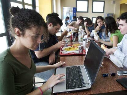 Estudiantes utilizan el ordenador portátil.