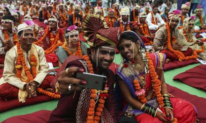 Vista general de una boda masiva en Bombay, India. Según fuentes oficiales 145 parejas se casaron aprovechando la celebración del festival Nirankari Sant Samagam con la presencia del gurú Baba Hardev Singh Ji Maharaj.