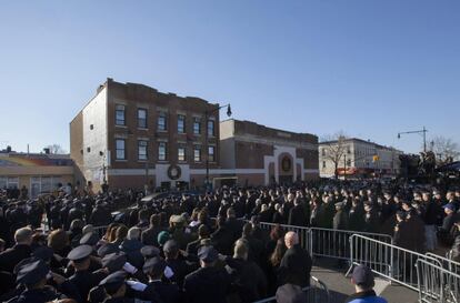 Exteriores de la iglesia de Queens abarrotados de agentes en el momento de la llegada del coche fúnebre.