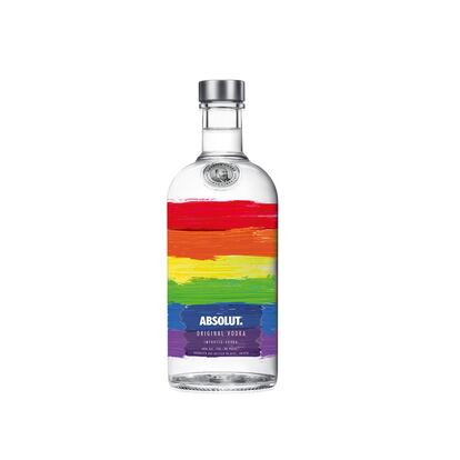 Un trago de tolerancia es lo que sirve Absolut., que reinterpreta la bandera LGTB en su icónica botella.