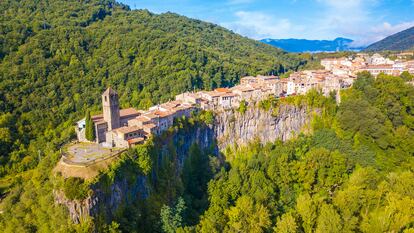 El pueblo Castellfullit de la Roca, en Girona, está ubicado en lo alto de un riscal basáltico del Parque Natural de la Zona Volcánica de la Garrocha.