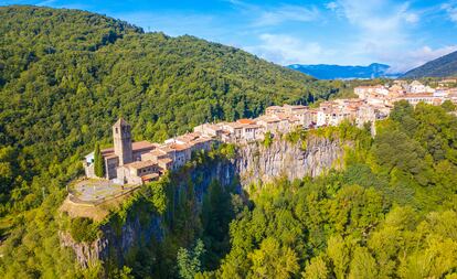 El pueblo Castellfullit de la Roca, en Girona, está ubicado en lo alto de un riscal basáltico del Parque Natural de la Zona Volcánica de la Garrocha.