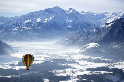 Un globo aerostático sobrevuela la localidad de Zell am See, en Austria, el 5 de febrero de 2019. 