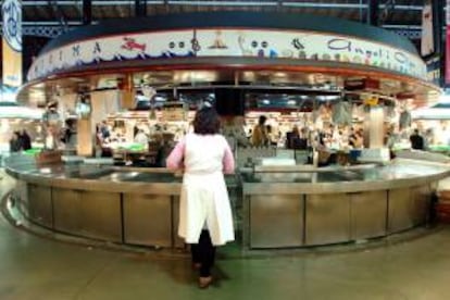 Vista del puesto de una pescadería sin mercancía en el mercado de La Boquería, en el centro de Barcelona. EFE/Archivo