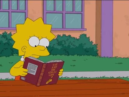 Lisa Simpson lee un libro en el patio del cole. 