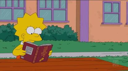 Lisa Simpson lee un libro en el patio del cole. 