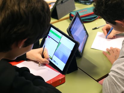 Alumnos del Colegio Padre Piquer en Madrid estudian tablets.