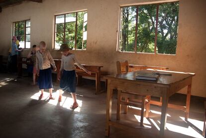 Dos niñas con albinismo juegan con su sombra en una de las aulas de la Mwisenge Primary School.