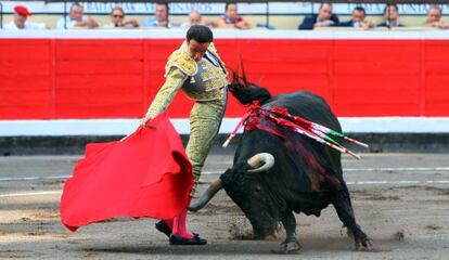 Enrique Ponce, ayer con su primer toro, al que cortó una oreja.