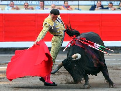 Enrique Ponce, ayer con su primer toro, al que cortó una oreja.