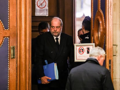 El ministro de Justicia francés, Éric Dupond-Moretti, a la salida del tribunal que le juzga por supuesto conflicto de intereses, este lunes en París.