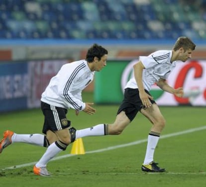 Thomas Müller, a la derecha, se entrena junto a Özil.