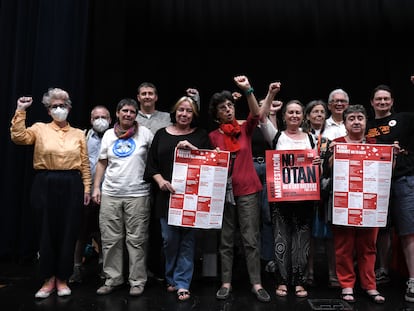 Participantes en una asamblea contra la cumbre de la OTAN, el día 24 en la sede de Comisiones Obreras en Madrid.