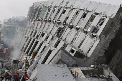 Pekín, que considera a la isla parte de su territorio, ha ofrecido ayuda a través de su Oficina de Asuntos Taiwaneses, según la agencia china, Xinhua. En la imagen, personal de rescate buscan en el edificio derrumbado en la ciudad Tainan (Taiwán).