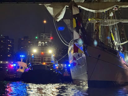 Al ocurrir el accidente, varios cadetes que estaban en los palos del barco cayeron al vacío, mientras que otros quedaron suspendidos por sus arneses. 