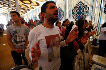 Un grupo de devotos cristianos asisten a una misa con motivo de la visita del papa Francisco a El Cairo.