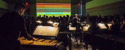 Brad Lubman dirige al Ensemble Signal en una pieza de Steve Reich ante un vídeo de Gerhard Richter.