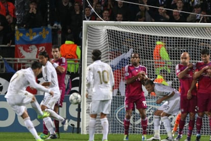 Cristiano marca de falta el primer gol del Madrid.