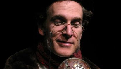 Álex Tormo caracterizado como el señor Scrooge.