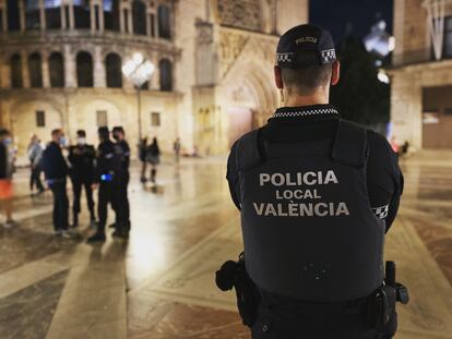 Un agente de Policía Local de València en el dispositivo de Halloween.