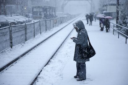 Un ciudadano aguarda el tren en Filadelfia donde se podría acumular hasta 12 centímetros de nieve. 