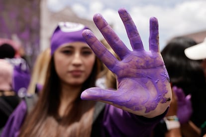 Una mujer participante de la marcha en Quito, Ecuador, muestra su mano morada. El color morado es un smbolo contra la violencia machista.