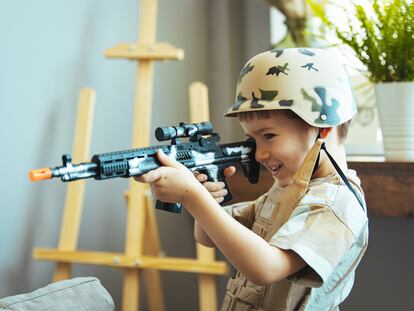 Un niño juega con una pistola.