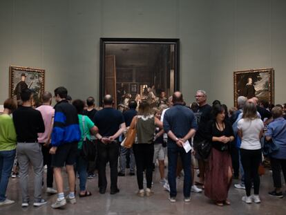 Un grupo de visitantes del Museo del Prado, frente a 'Las Meninas'.