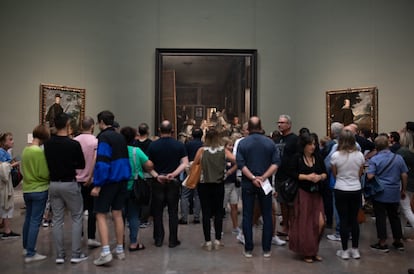 Un grupo de visitantes del Museo del Prado, frente a 'Las Meninas'.