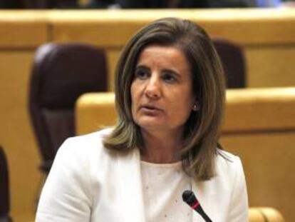La ministra de Empleo y Seguridad Social, Fátima Báñez, durante su intervención en el pleno del Senado, esta tarde, en la Cámara Alta, en Madrid.