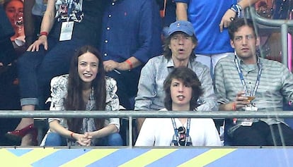 Mick Jagger, con algunos de sus hijos en la final de la Eurocopa de fútbol.