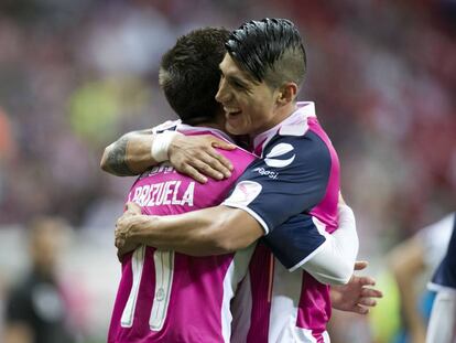 Alan Pulido (d) abraza a Isaac Brizuela tras marcar su gol