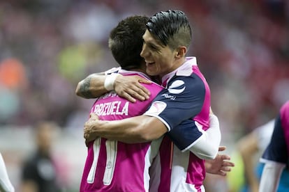 Alan Pulido (d) abraza a Isaac Brizuela tras marcar su gol