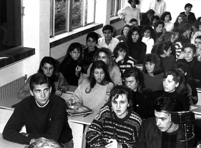 14 de febrero de 1991. El Príncipe, junto a otros compañeros, en una clase de derecho en la Universidad Autónoma de Madrid.
