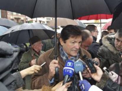 El jefe del Ejecutivo asturiano, Javier Fernández, atiende a la prensa durante el homenaje anual en memoria del fundador del Sindicato de Obreros Mineros de Asturias, Manuel Llaneza, celebrado hoy en el cementerio civil de Mieres.