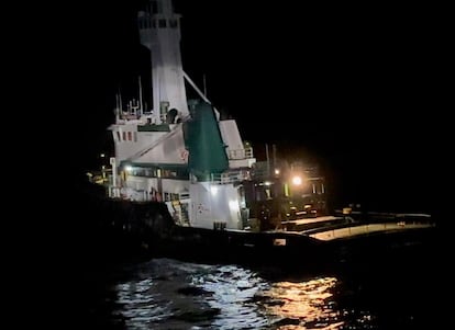 El 'Sea Paradise', minutos antes de ser abordado, en una foto tomada por la policía.