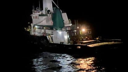 El 'Sea Paradise', minutos antes de ser abordado, en una foto tomada por la policía.