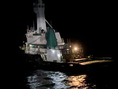 El 'Sea Paradise', minutos antes de ser abordado, en una foto tomada por la policía.