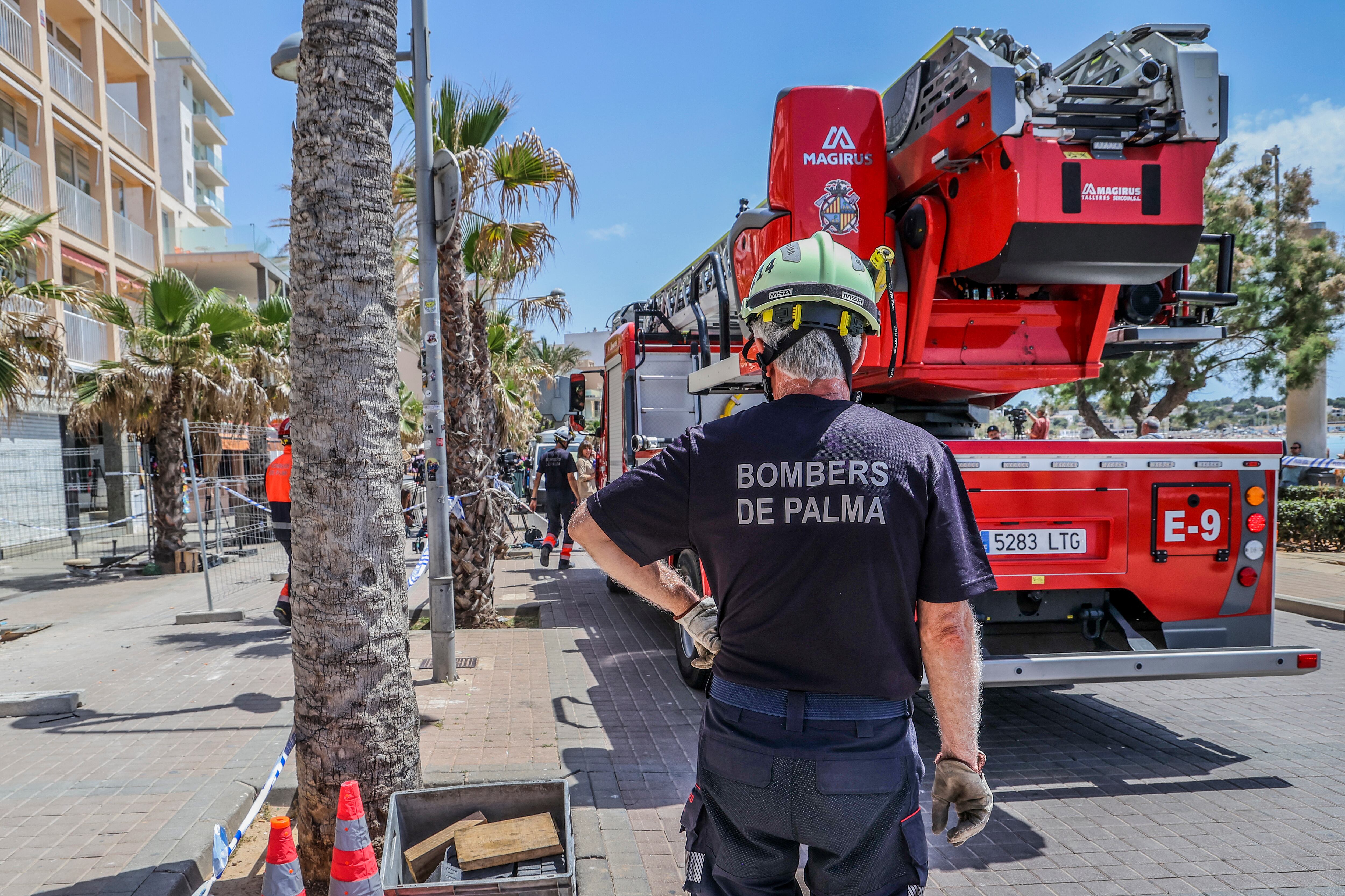 Varios heridos leves por inhalación de humo de un incendio en un edificio de viviendas en Palma