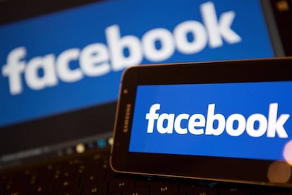 Facebook en un ordenador y un móvil.