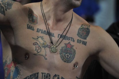 Un aficionado del CSKA muestra sus tatuajes.