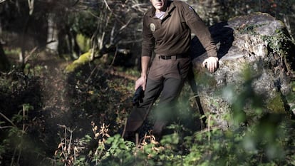 El guarda forestal Jesús Cañas en el parque natural de Saja-Besaya.