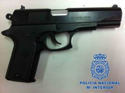 Arma que los detenidos usaban presuntamente el los atracos que perpetraban.