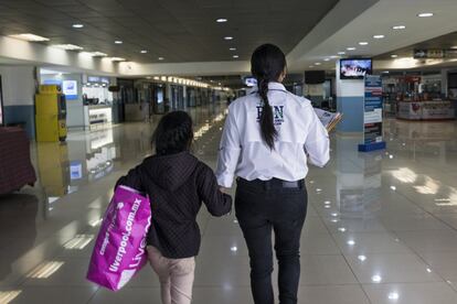 <p>Una agente de inmigración guatemalteca compañana a una niña migrante no acompañada que fue encontrada viajando sola y posteriormente deportada a Guatemala por las autoridades mexicanas. La pequeña va camino de reunirse con su familia en el Aeropuerto Internacional La Aurora, en Ciudad de Guatemala.</p> <p>Mientras que se sabe mucho sobre los riesgos para los migrantes que viajan hacia el norte, se ha prestado relativamente poca atención a lo que sucede con los migrantes, especialmente los niños y las familias, si son detenidos y expulsados por las autoridades de México o EE UU. No hay una cifra disponible sobre el número de migrantes centroamericanos que llegan a los EE UU a través de rutas informales porque entran por pasos fronterizos irregulares para evitar ser detectados. Sin embargo, es conocido que la cantidad de migrantes de América Central que han sido devueltos a sus países de origen no ha dejado de aumentar.</p>