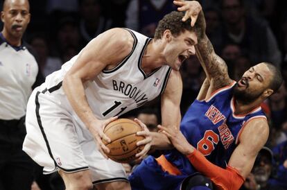 Brook L&oacute;pez, con el bal&oacute;n, pugna con Tyson Chandler.