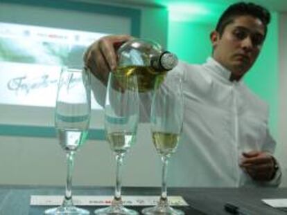 Un mesero sirve copas de tequila durante una cata, en Ciudad de México (México).