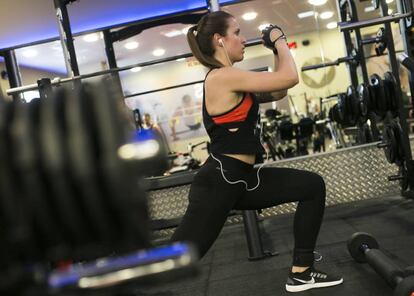Una mujer hace ejercicio en un gimnasio.