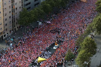 El punter que ha recorregut la Meridiana entre la multitud de la Via Llure.